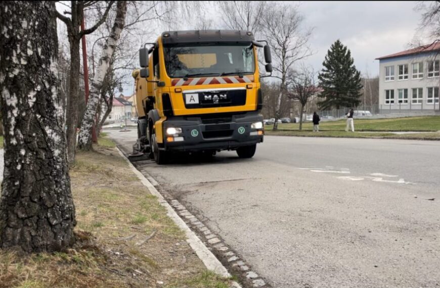 Ve Žďáře probíhá blokové čištění komunikací