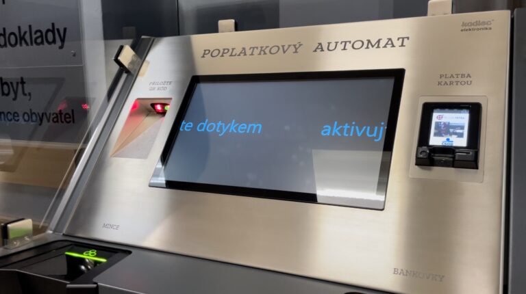Platby na úřadě ve Žďáře urychluje nový poplatkový automat