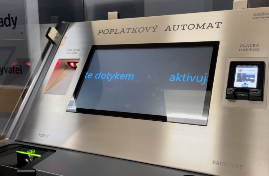 Platby na úřadě ve Žďáře urychluje nový poplatkový automat