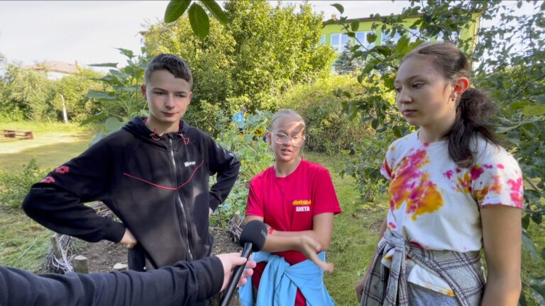 Žáci pomáhají udržovat školní zahradu v Novém Veselí