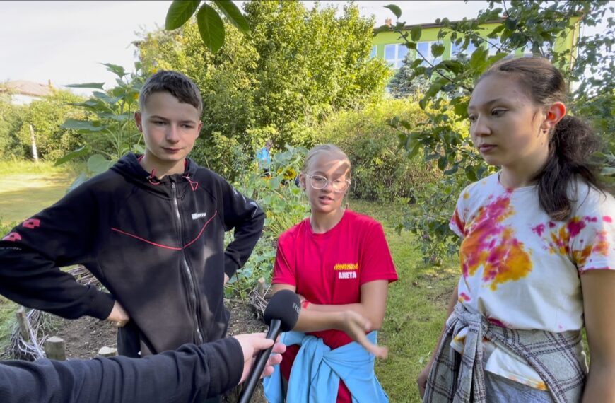 Žáci pomáhají udržovat školní zahradu v Novém Veselí