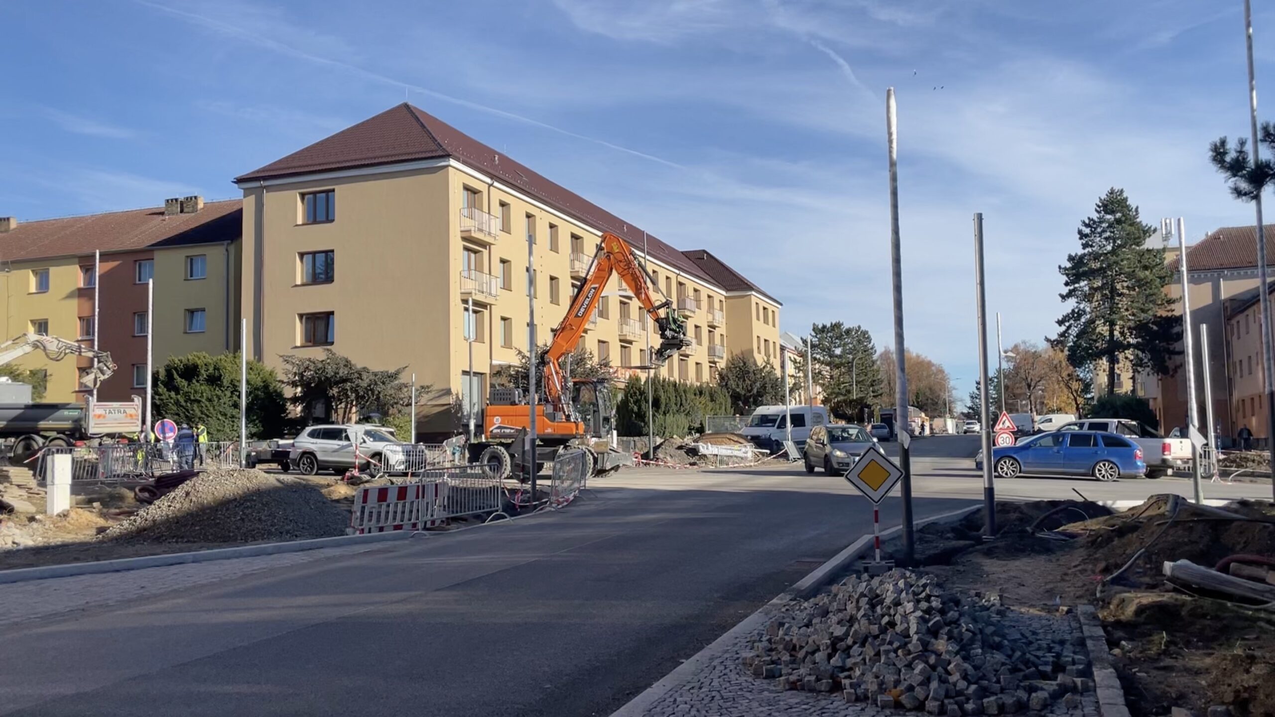 Rekonstrukce křižovatky brodské a revoluční se chýlí ke konci